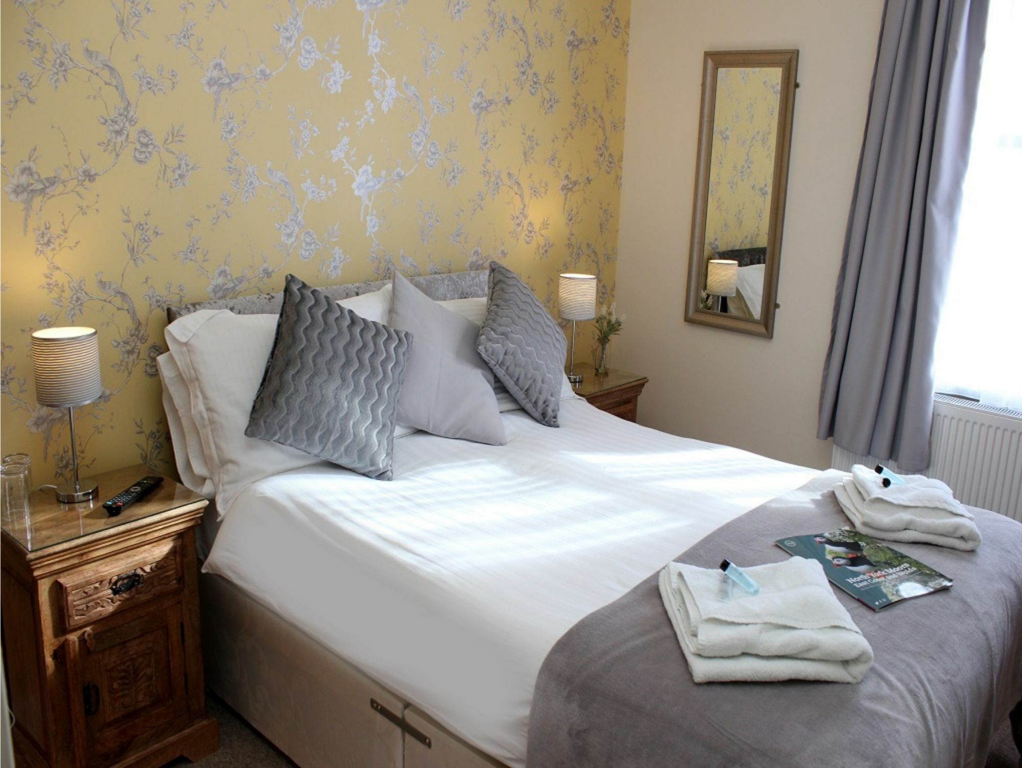 Esplanade Gardens B&B สการ์โบโรห์ ภายนอก รูปภาพ